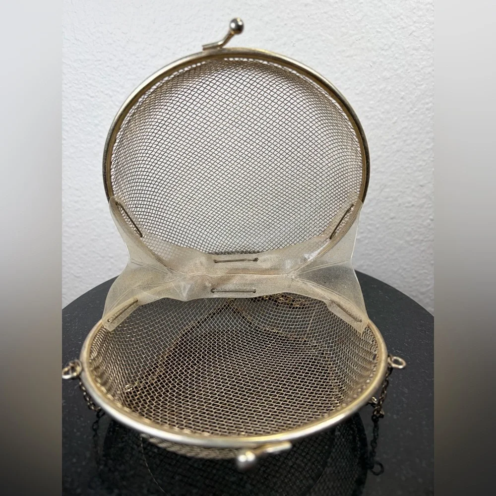 Vintage Metal Gold Mesh Clasp Purse with Long Gold Strap - Picture 4 of 4